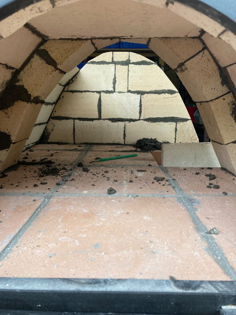 Detail remeselnej stavby šamotovej pece na pizzu