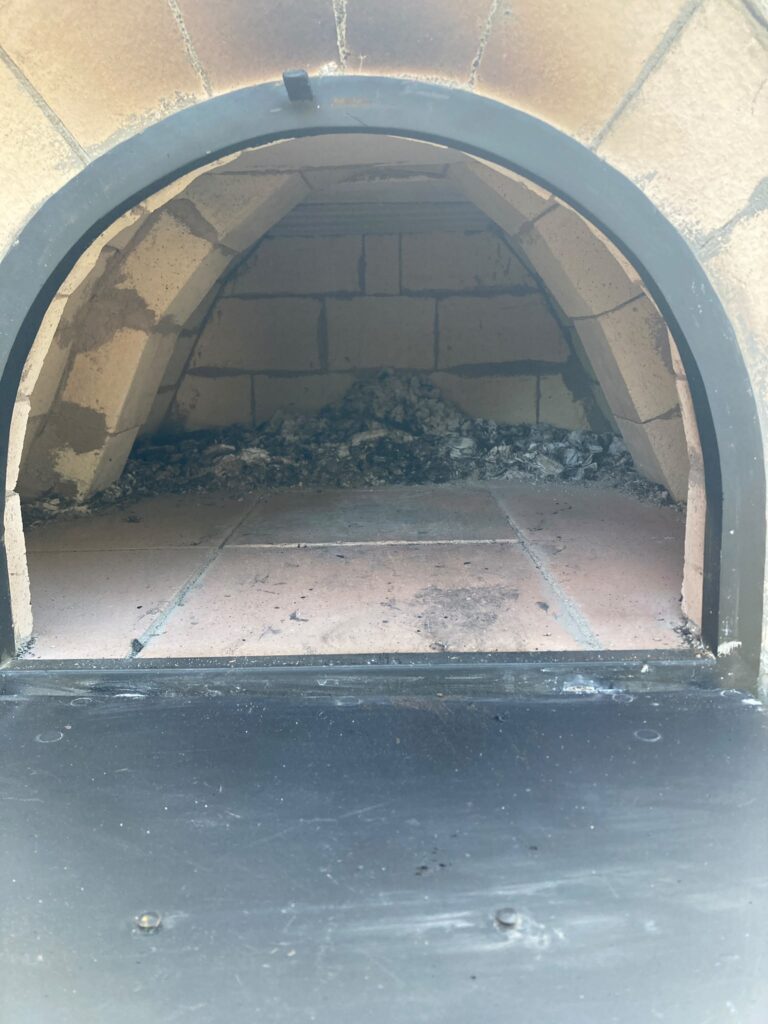 Remeselné vyhotovenie šamotovej pece na pizzu v Zaježovej
