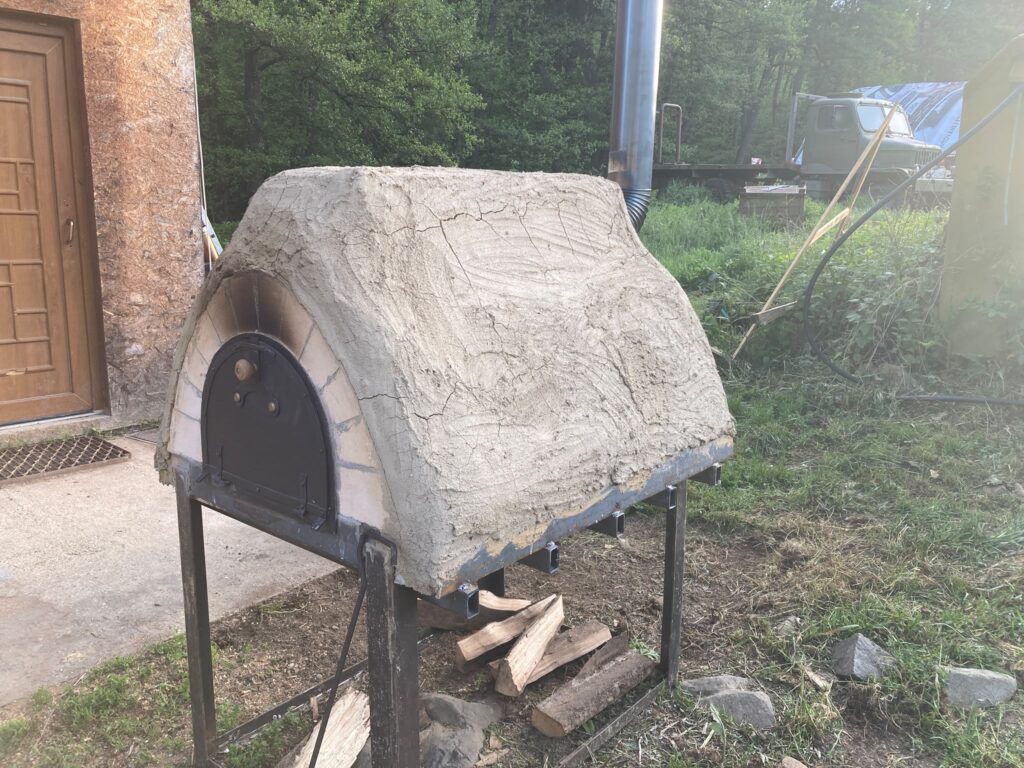 Vlastnoručne postavená šamotová pec na pizzu v Zaježovej