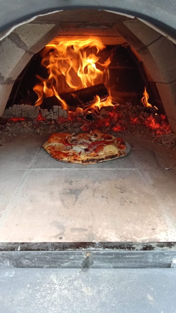 Pizza upečená klasicky v šamotovej peci na bukovom dreve