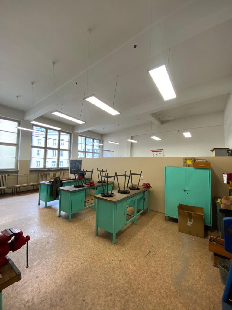 Montáž energeticky úsporných LED svietidiel v škole vo Zvolene